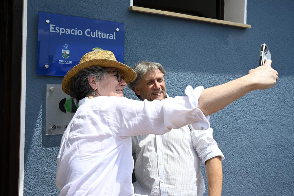 Mariana Wainstein y Juan Carlos Barreto tomándose una foto.