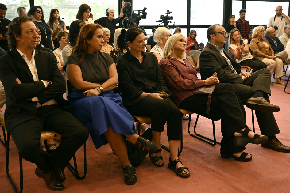 Plano general de la sala con autoridades en primera fila
