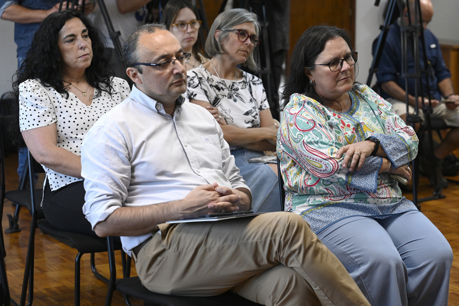 Director general Carlos Varela y subsecretaria del MEC, Gabriela Verde, durante la conferencia.