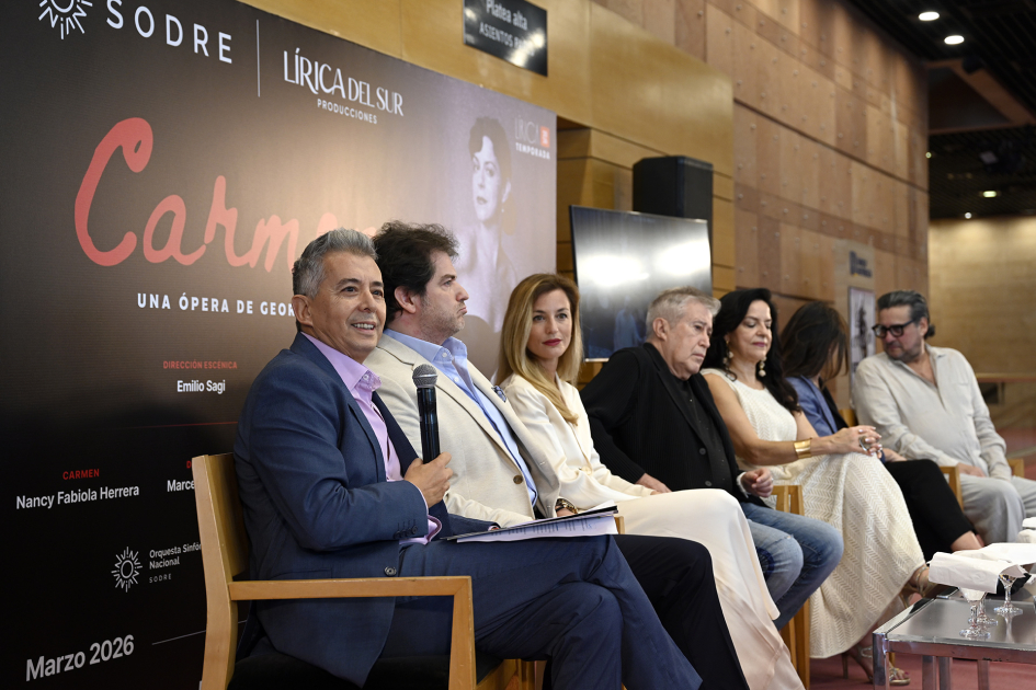 Plano general de personas sentadas en silla para brindar conferencia de prensa