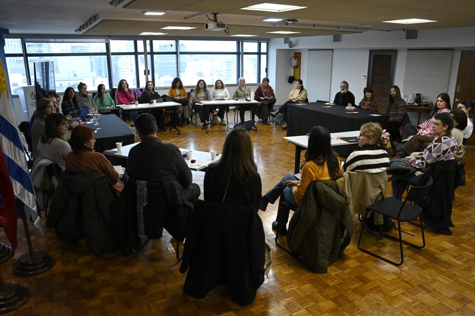 Plano general de la sala con una mesa redonda