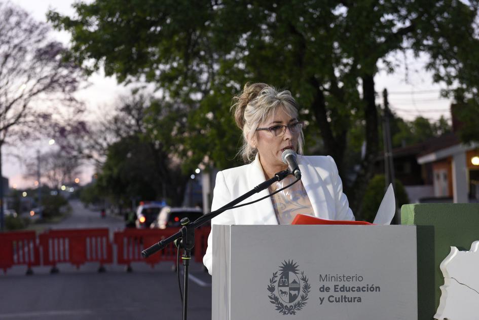 Persona hablando por micrófono.