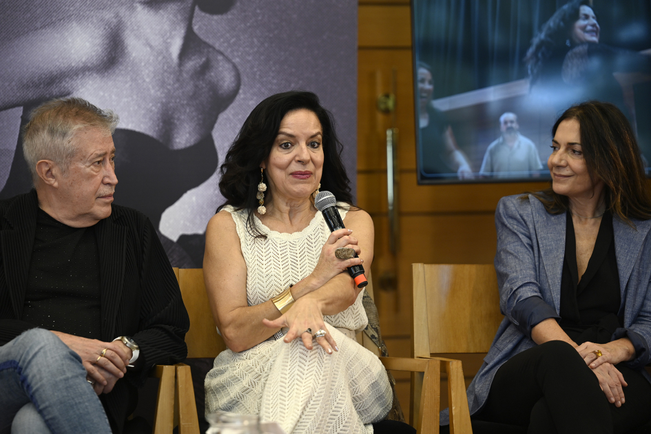 Personas hablando al público