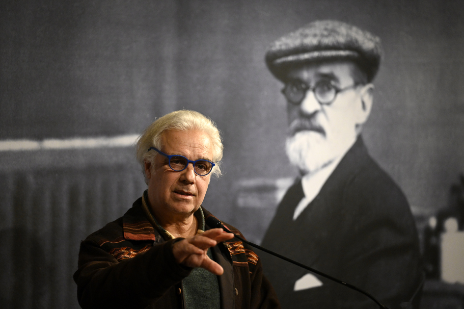 Thiago Rocca con una imagen de Pedro Figari de fondo