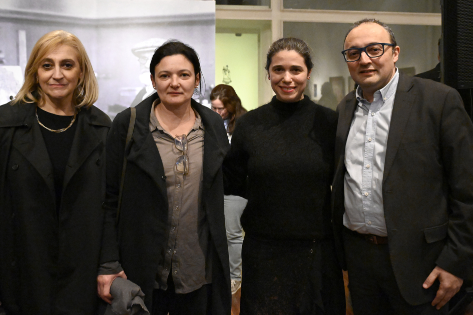 Director general junto a autoridades del Sodre y Mercedes Bustelo posan para foto
