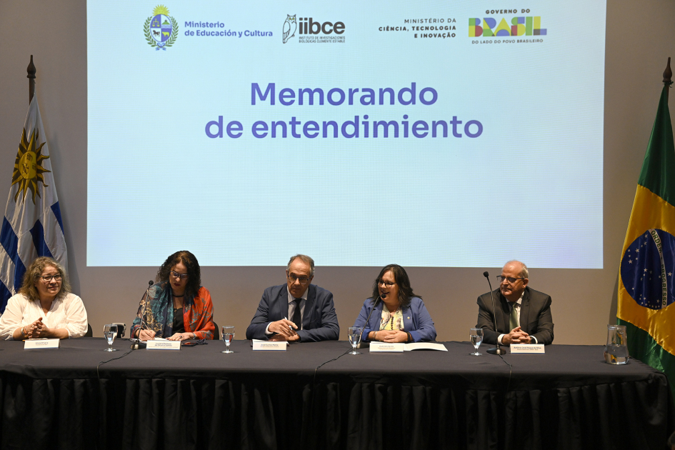 Plano general de las autoridades en mesa. 