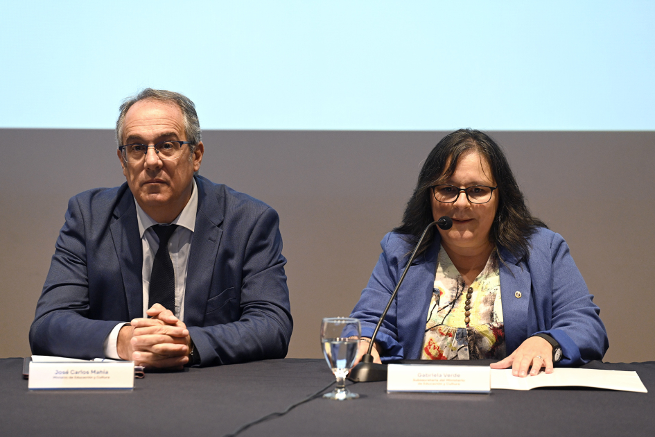 Ministro y subsecretaria en mesa de autoridades.