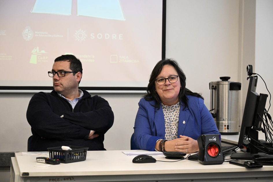 Subsecretaria en mesa de apertura junto al decano de la Facultad de Humanidades