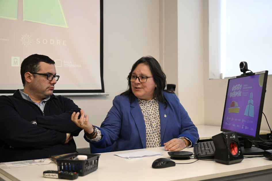 Subsecretaria hablando durante la apertura