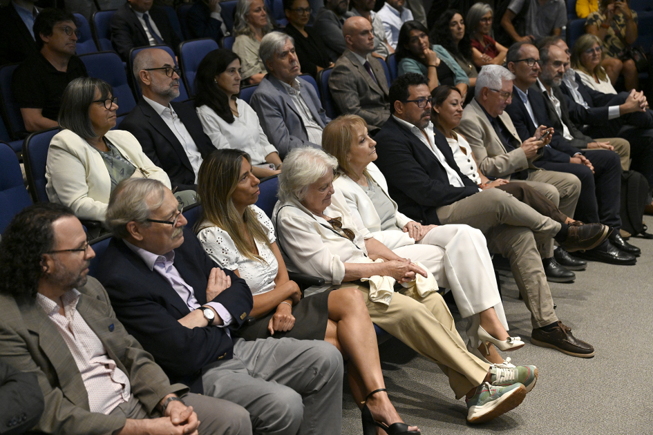 Autoridades en primera fila del auditorio.