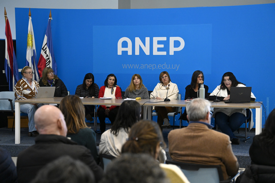 Mesa de autoridades presente en el balance del primer año de trabajo