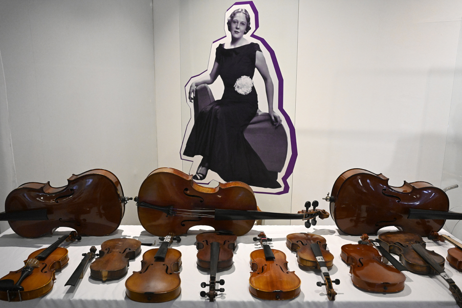 Equipos de violines en una mesa de exhibición