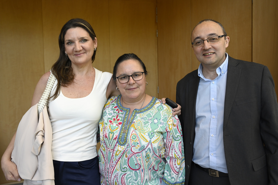 Autoridades del MEC posan para foto.