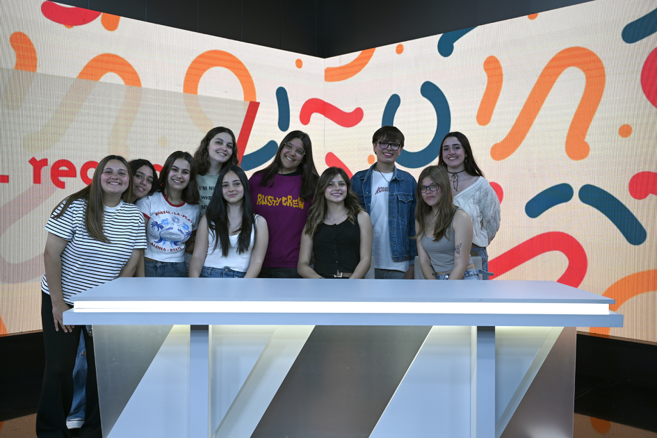 Jóvenes posan para foto en un estudio de televisión