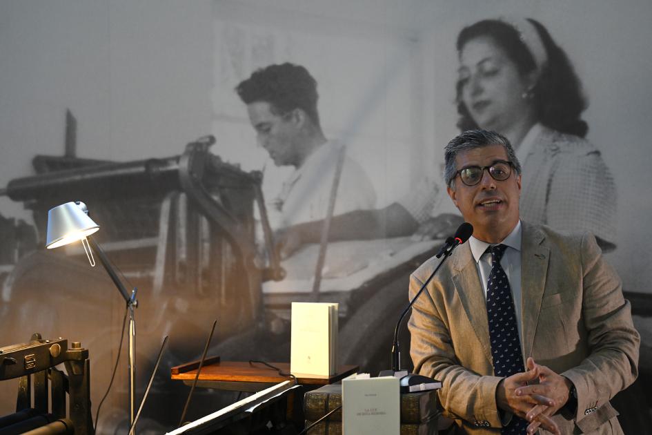 Valentín Trujillo durante el homenaje a Ida Vitale en la BNU.