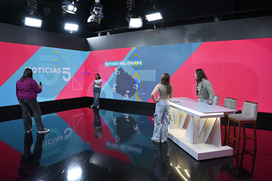 Plano general del estudio del informativo del Canal 5.