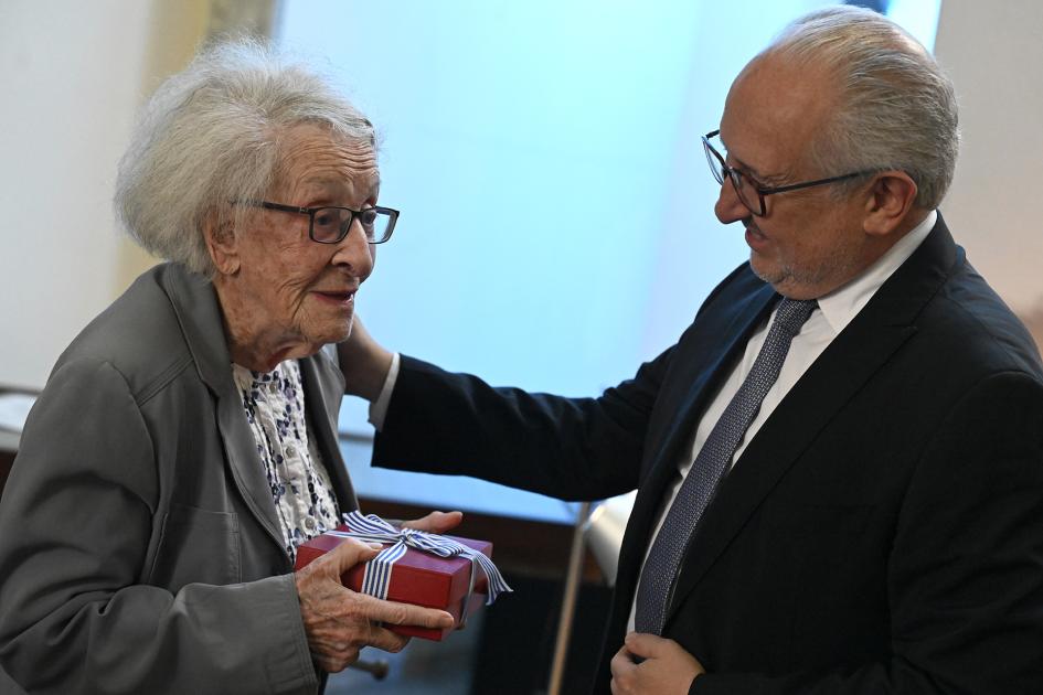 Ida Vitale y el ministro Da Silveira conversando.