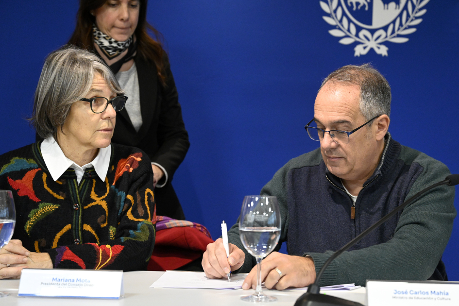Ministro Mahía firma documento