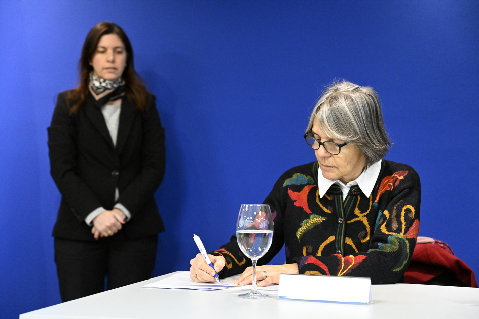 Mariana Mota firma documento
