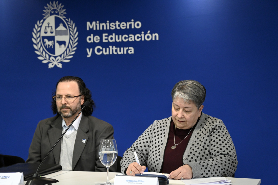 Alejandra Villar firma documento