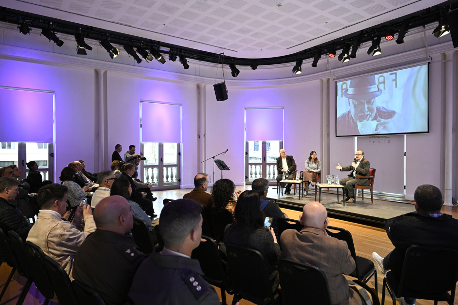 Escenario con muchas personas siendo parte del lanzamiento