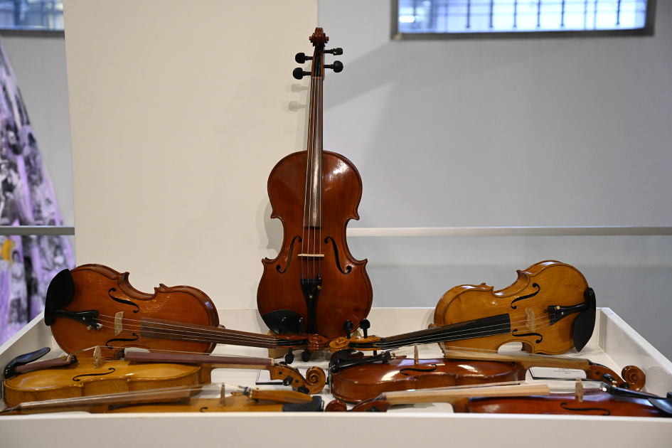 Equipos de violines en una mesa de exhibición