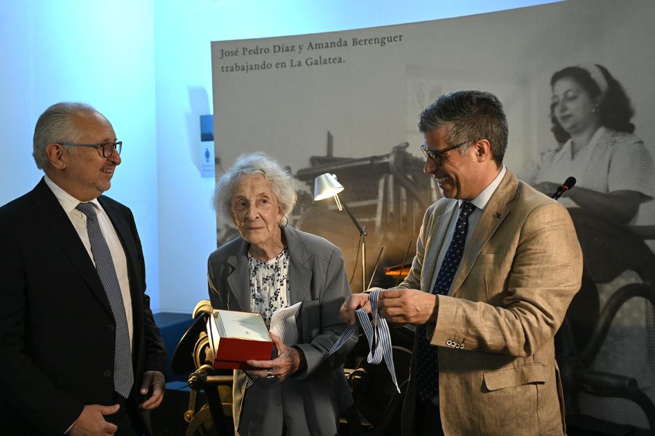 Plano de Pablo da Silveira, Ida Vitale y Valentín Trujillo conversando frente a La Galatea.