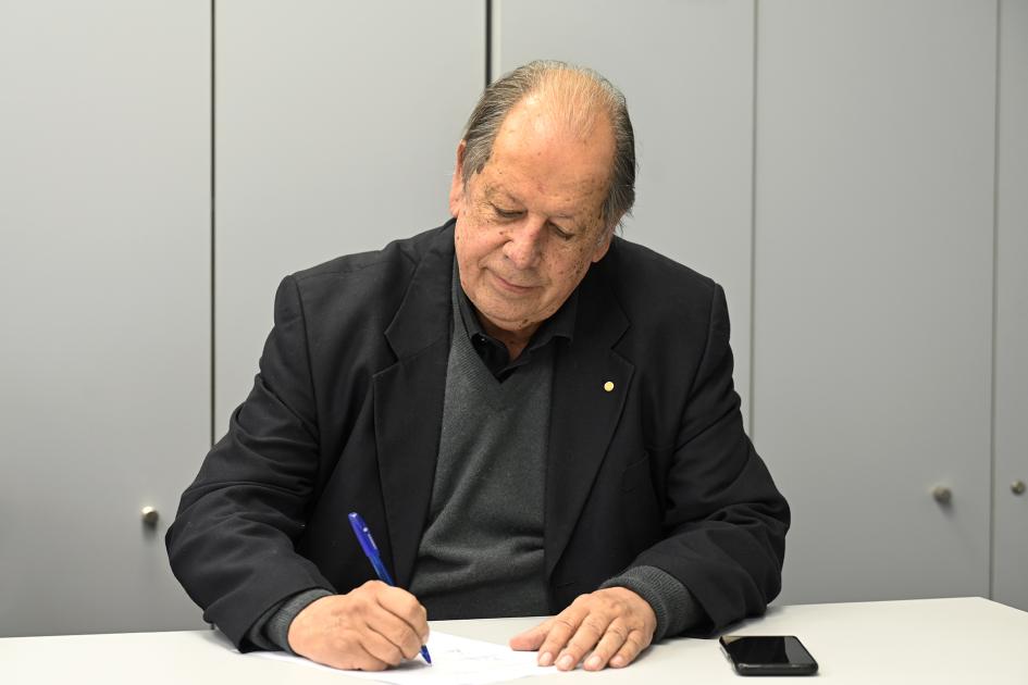 Andrés D. Gil., Consejero de UTEC en firma de convenio con DICYT