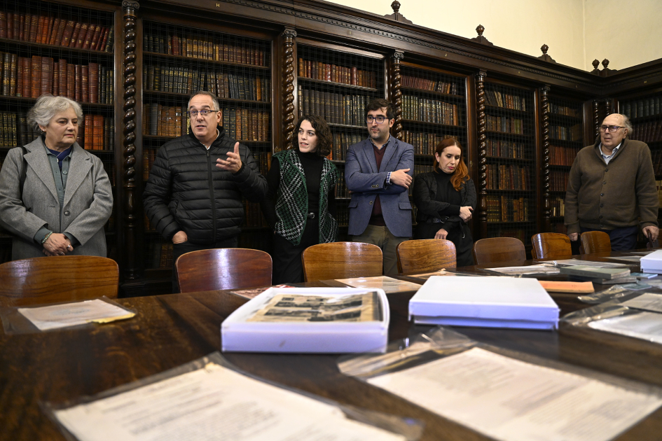 Personas alrededor de una mesa con documentos