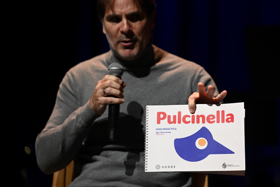 Persona presentando la guía