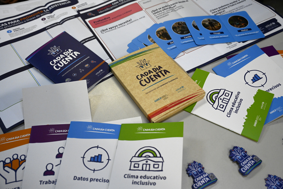 Afiches alrededor de la mesa donde presentan la instancia de «Cada día cuenta»