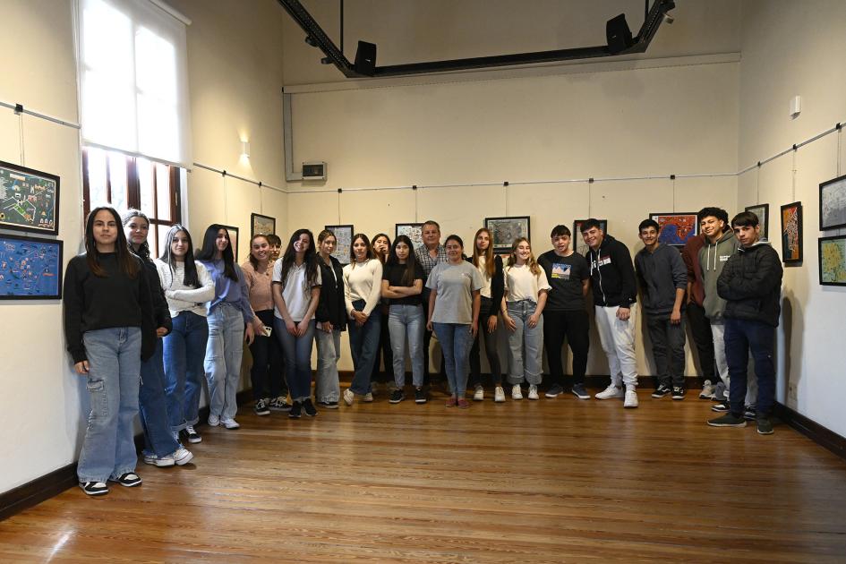 Personas posando para la foto en la sala.