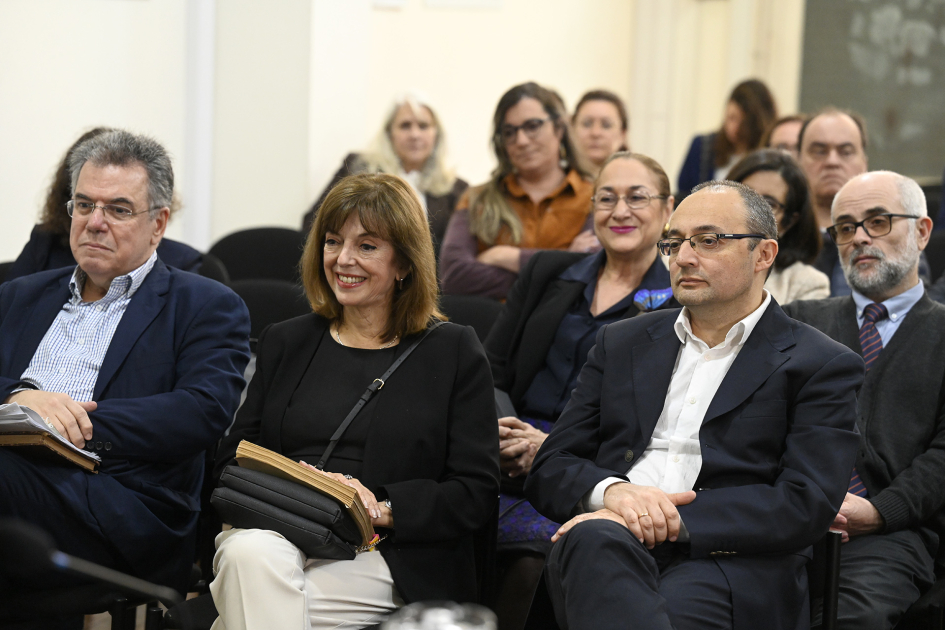 Personas escuchando una conferencia