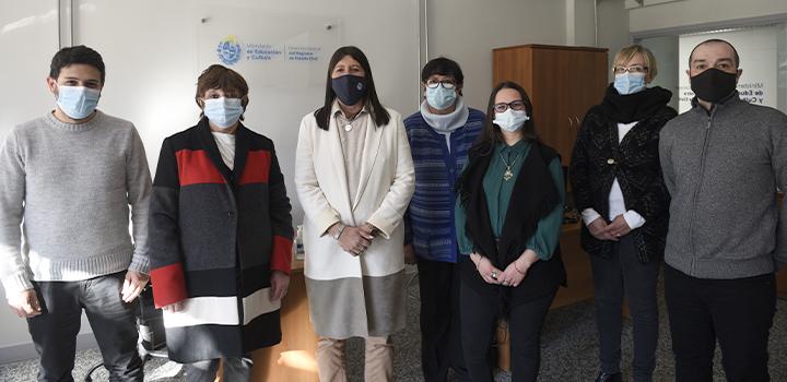 Adriana Martínez, directora del Registro de Estado Civil junto a funcionarios Personas trabajadoras del Registro de Estado Civil
