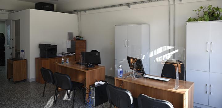 La nueva oficina brindará un mejor servicio a la comunidad y dignificará el trabajo de los funcionarios Plano de las nuevas oficinas con sus escritorios y sillas