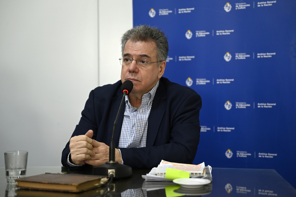 Persona hablando al público