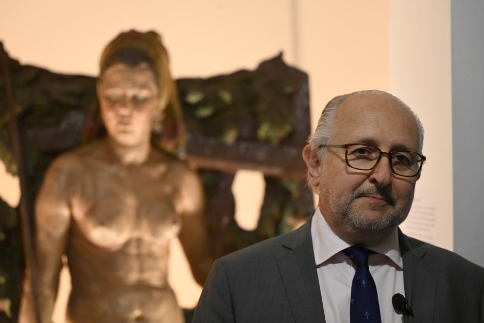 Pablo da Silveira y "A Santa" de fondo, en el Museo Zorrilla.