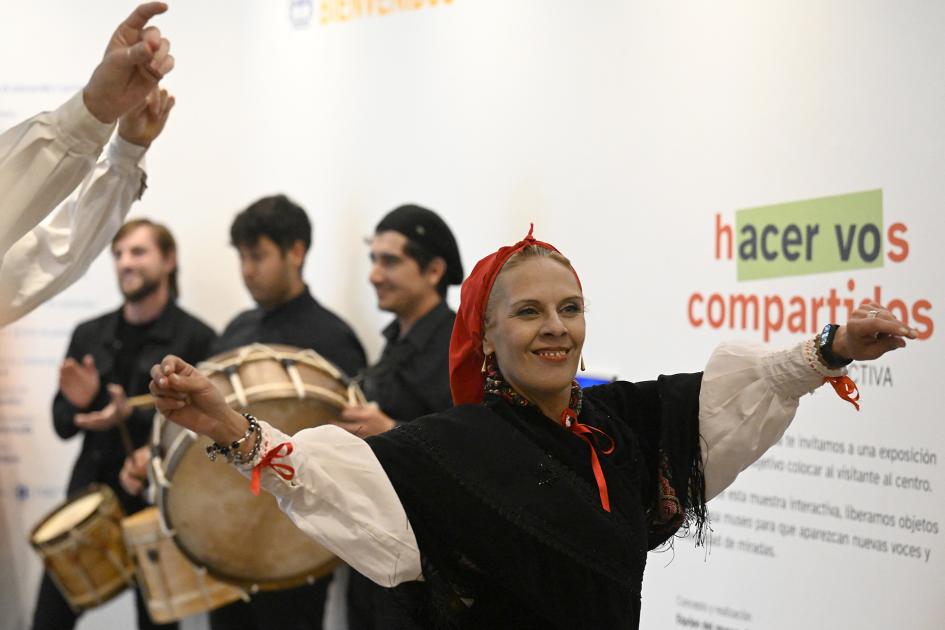 Personas bailando una danza tradicional gallega.