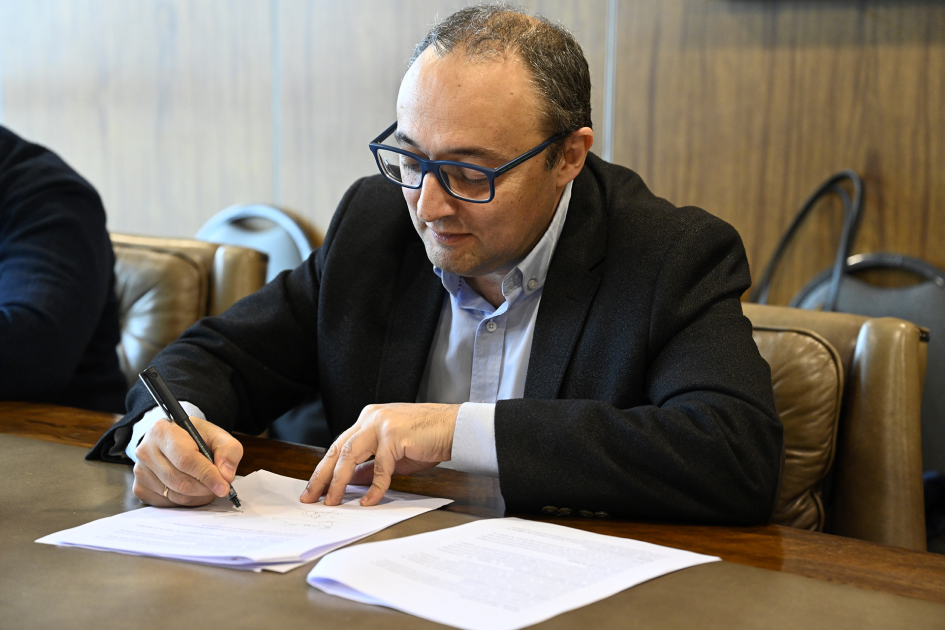 Firma del director general, Carlos Varela Ubal 
