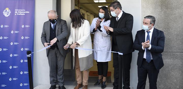El ministro junto a la directora Adriana Martínez durante el corte de cinta que inaugura la nueva oficina Corte de cinta para inaugurar la nueva oficina