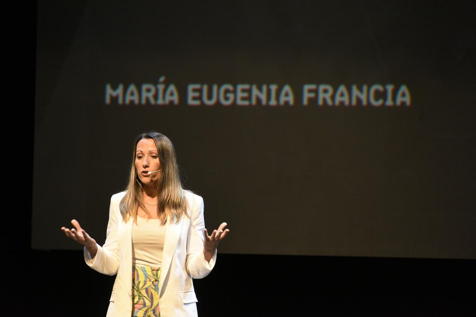 La científica María Eugenia Francia durante su exposición en EUREKA!