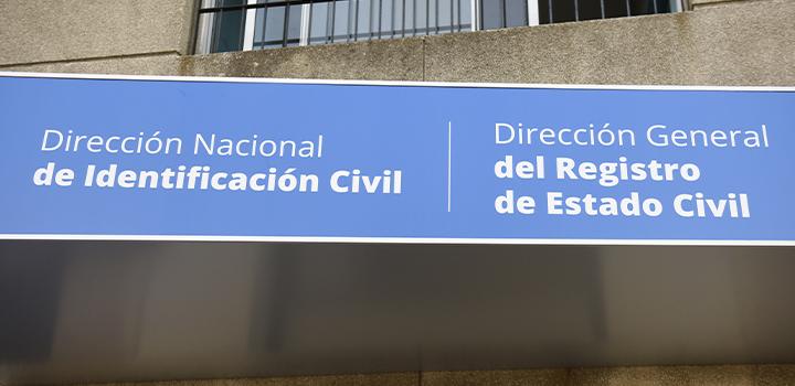 Cartel que identifica a las instituciones que comparten la oficina ubicada en la calle Somme Cartel identificatorio al ingreso a la oficina