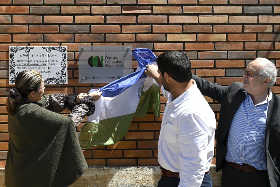 Descubriendo la placa conmemorativa del CCN en Tomás Gomensoro, Artigas.