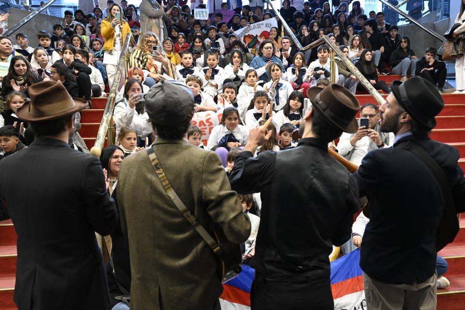En Primera Fila: Escuelas Rurales al Auditorio.