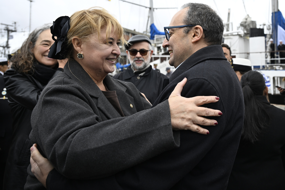 Ministra de Defensa saludando al director general de Secretaría