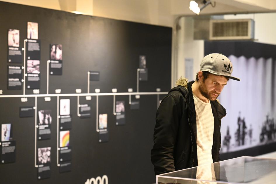 Luciano Supervielle observando elementos de la exposición de Anip-Sodre.