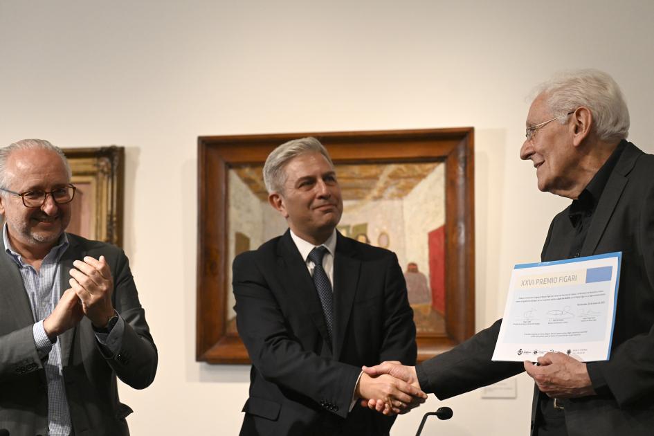 Persona recibiendo certificado.