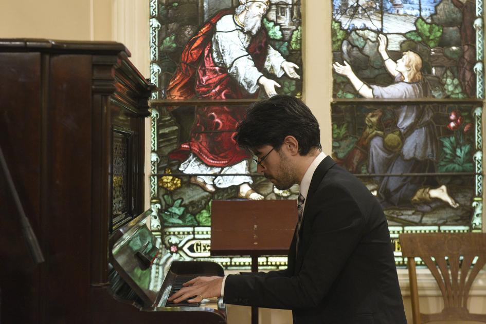 Persona tocando el piano