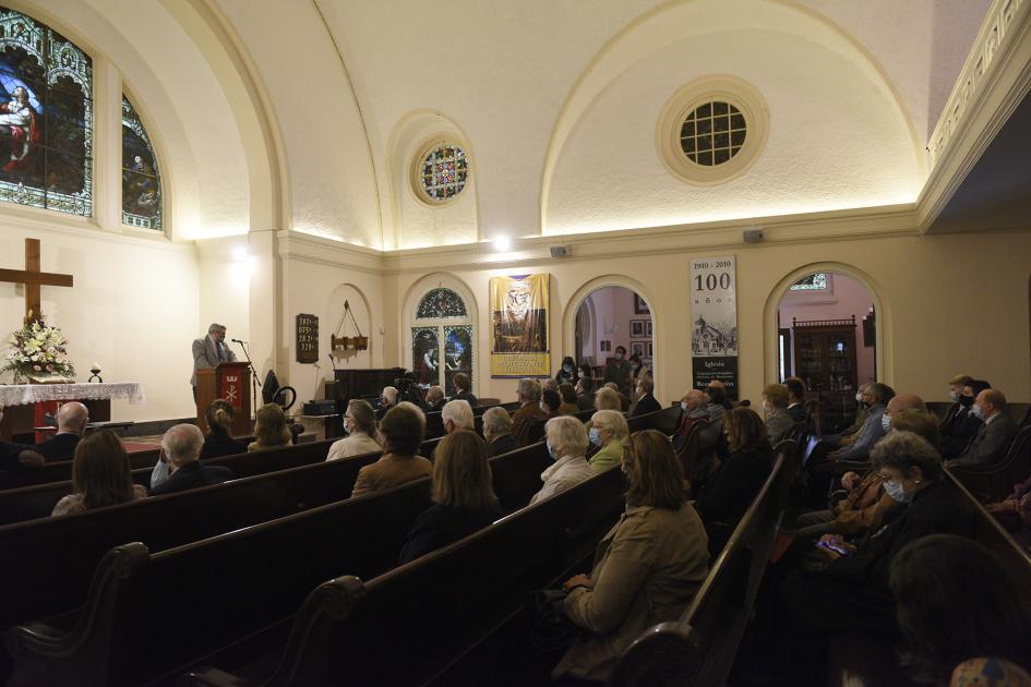 Gente sentada en el Templo