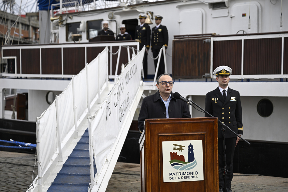 Director general de Secretaría hablando desde un atril